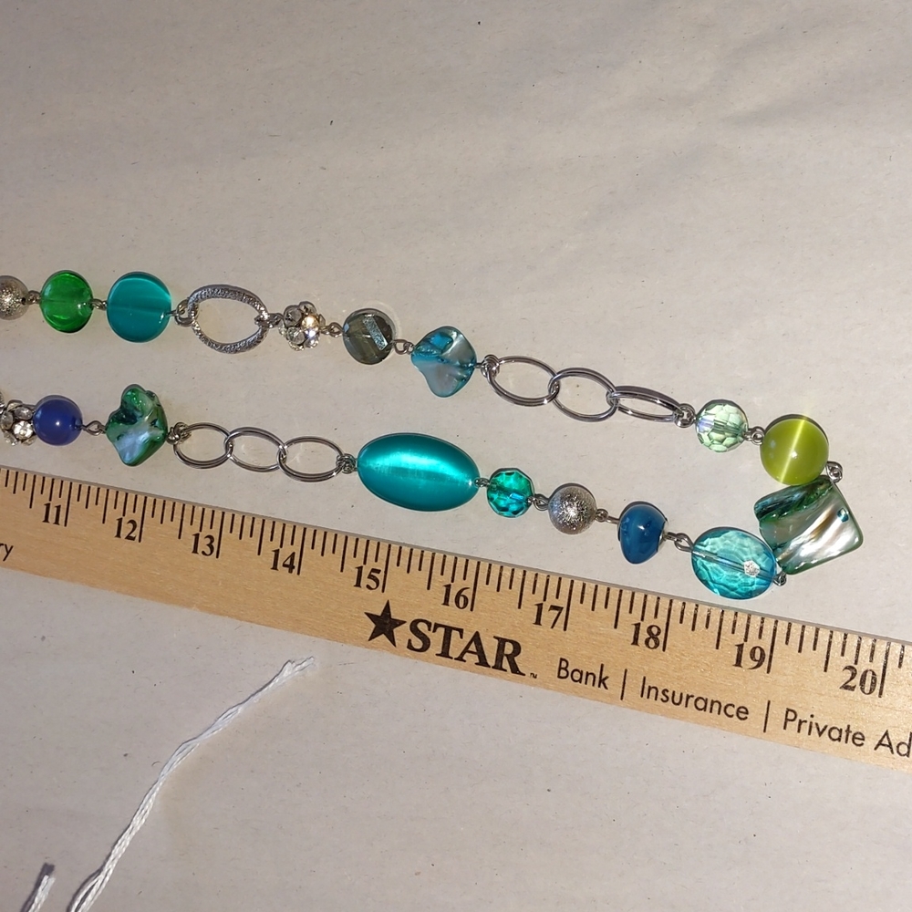 Turquoise colored acrylic Stone multicolored on a silver tone chain - Picture 3 of 4